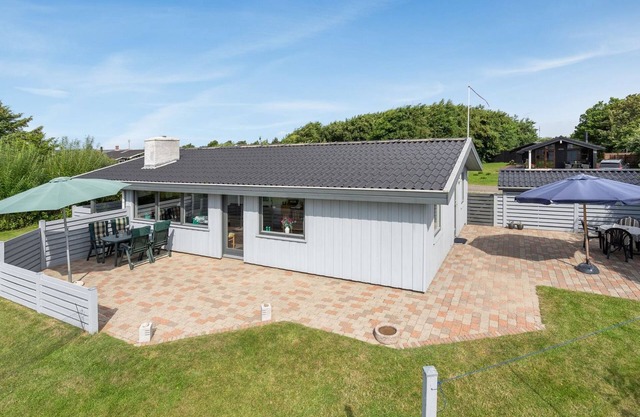 "Elise" - 800m from the sea by Interhome