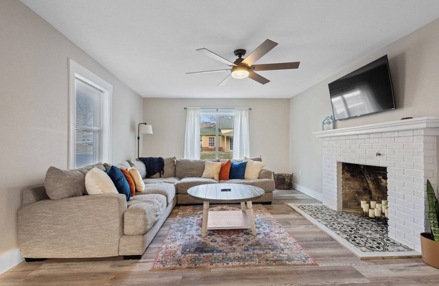 Elle House 4 Bedroom House in Historic Downtown Siloam Springs