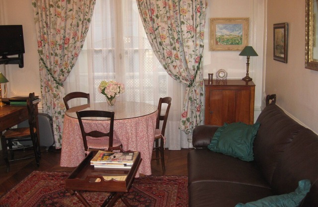 Champs Elysees-Large, beautiful-appointed studio-apartment duerme 2 a 4