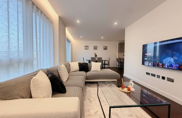 Embassy Sky 3BR: Luxe Flat w/ Balcony, Nine Elms