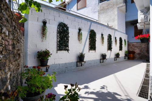 Emblematic House 3