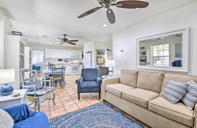 ¡NUEVO! Emerald Coast Home w / Yard - ¡Camina a la playa!