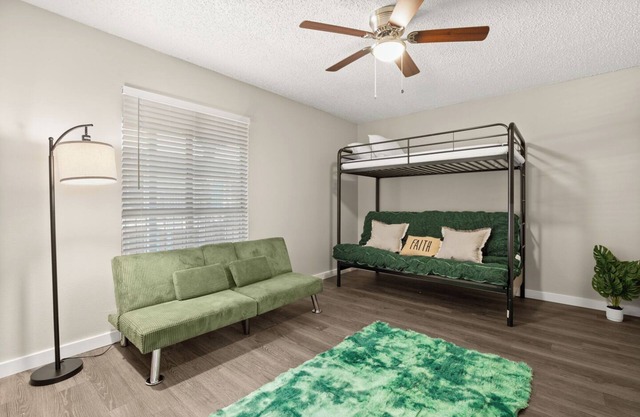 Emerald Gem Suite sleeps 6 w/ Pool & Free Parking SOCO