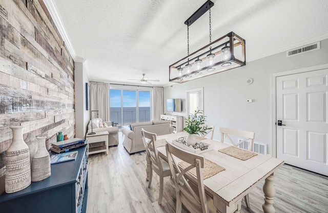Emerald Isle 2107 "Manta Ray Villa" Pool, FREE Tickets & Beach Service for 4!