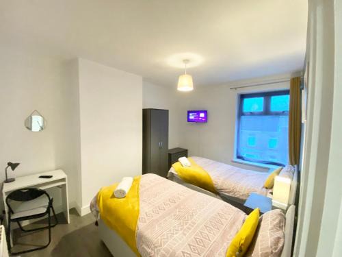 Emerald Living, 4 bedrooms, sleeps 7, free parking in the heart of Swansea!