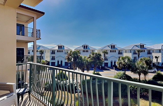 Emerald Waters Vacation Condo ~ Corto paseo a la playa ~ Piscina comunitaria y jacuzzi!
