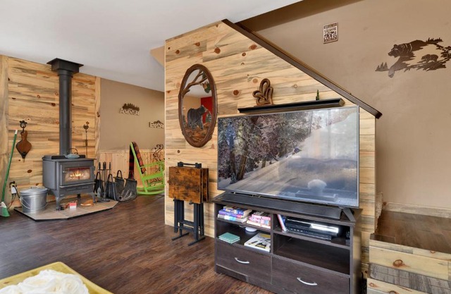 Emma's Cottage- Adorable Central Cozy Modern Chalet Home- Minutes to Activities