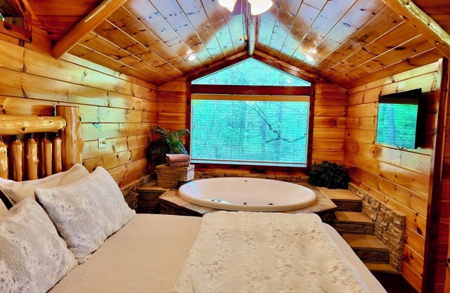 Hilltop Hideaway: cabaña de lujo con impresionantes vistas y jacuzzi para dos