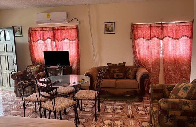 Enchanting 2-bedroom apartment with AC in Tower Isle