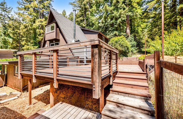 Enchanting cabin with hot tub, full kitchen, & washer/dryer - dog-friendly