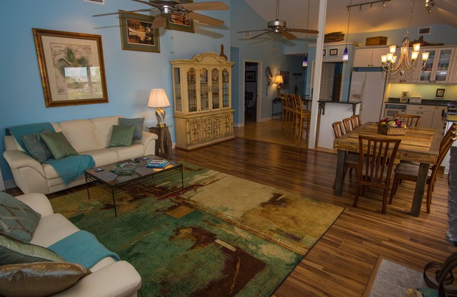 Encantadora casa de playa espaciosa con bañera de hidromasaje, sala de juegos, bar Tiki y muelle de pesca