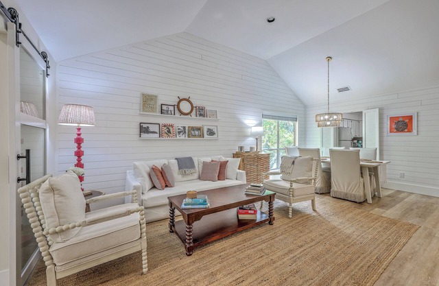 End-Unit Bright Beach Cottage for 6. Amenity Cards Included.