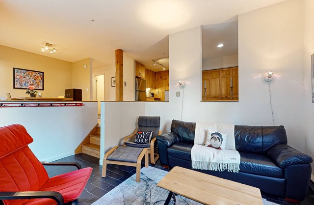 End-unit condo w/ fireplace, pool, sauna, tennis, deck, ski locker, w/d