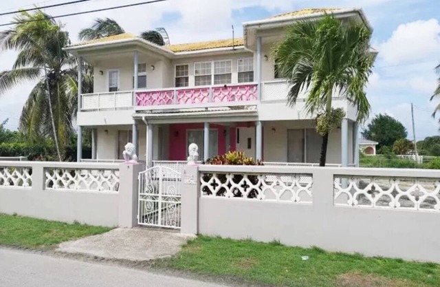 Enjoy a cozy getaway with 4BR 3BA house with AC 5mins from Miami Beach.
