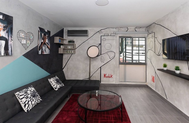 This house is a 2 bedroom(s), 1 bathrooms, located in El Cangrejo, Panama.