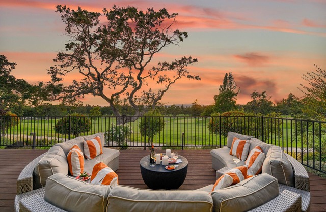Enjoy a glass of wine & watch Napas stunning sunsets from sofa on huge deck! 3ba