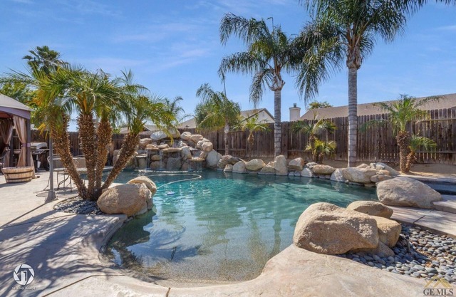 Enjoy a Mini Oasis w/ Pool Waterfall 4bd/2ba Home!