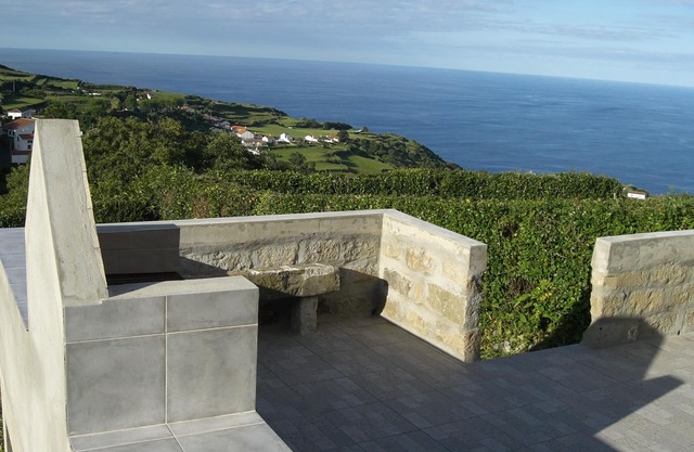 Una hermosa vista y un jacuzzi privado esperan