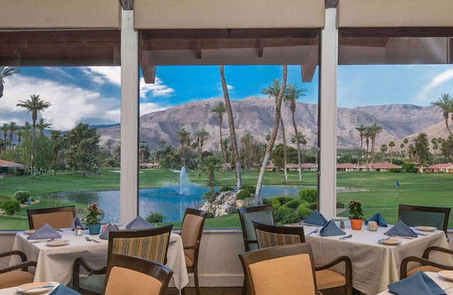 Disfruta de un verdadero oasis en el desierto. Golf, tenis, casa club y piscinas en comunidad cerrada.