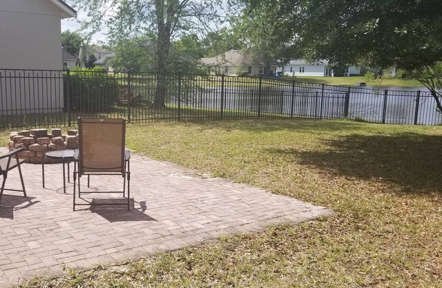 Disfruta de un vasto patio trasero con acceso al lago,