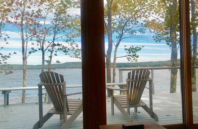 Disfrute de las magníficas vistas de este Eggemoggin Reach Waterfront Home