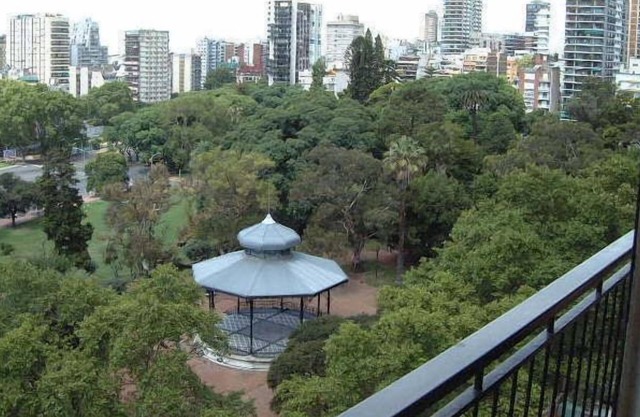 Disfrute de Tango De La novena planta de este edificio histórico