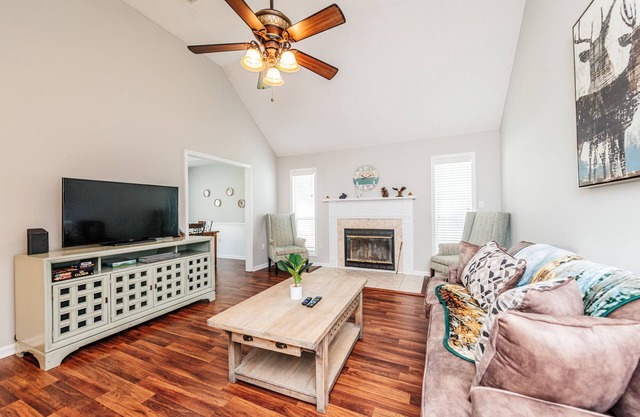 Enjoy the Creature Comforts House/ King Bed/ Pet Friendly