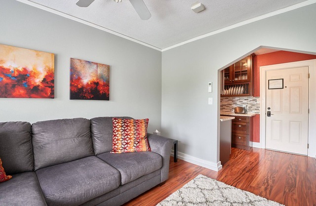 Disfruta del ambiente del centro de la ciudad en los apartamentos Yamhill Flats: Suite 3