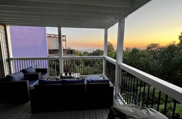 Spring has sprung @ amazing 2BR near Gatlinburg & Pigeon Forge! Hot Tub!