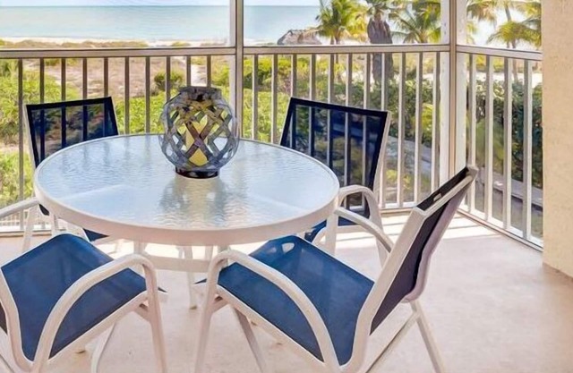 Disfrute de las vistas del Golfo desde este condominio de tres habitaciones totalmente remodelado.
