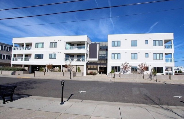 Disfrute de la serenidad en su balcón privado en el hermoso condominio Stone Harbor Beach Club.