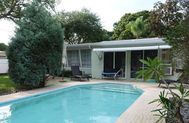 Tranquilo Pool Side Suite / Entrada privada