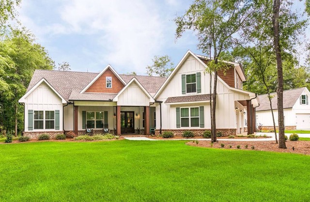 Disfruta de esta gran casa de ensueño del sur en un hermoso lote con árboles de pacana.