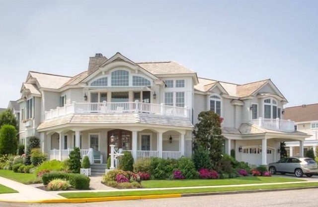 Disfrute de sus vacaciones en esta hermosa casa de Stone Harbor Custom Built con 5 dormitorios, 6 baños completos y 1 medio baño.