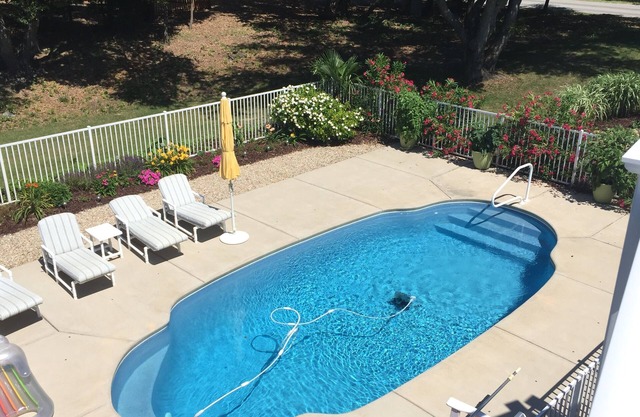 ¡Apartamento completo en el primer piso en OBX! A pie de la playa, piscina, muchos extras
