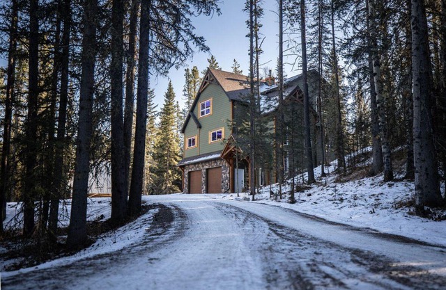Entire 2 Bedroom Guest Suite with Laundry, Minutes from Bragg Creek!