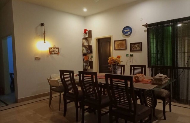 Entire 2-bedroom house with WiFi and Parking