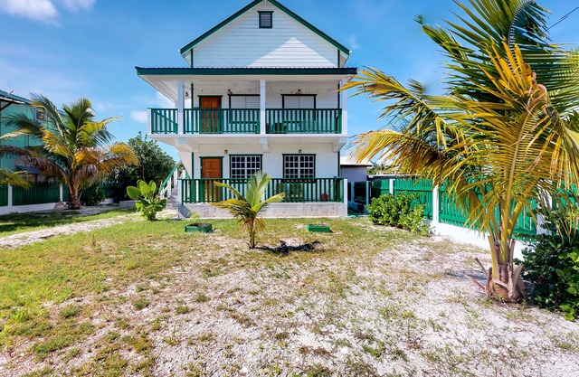 ¡NUEVO LISTADO! Dúplex completo con patio, balcón y wifi gratis, junto a la playa caribeña