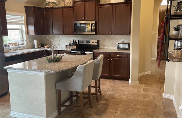 Entire Home, 2,000 sq ft with Outdoor Hot Tub, 15 min North of Austin, TX