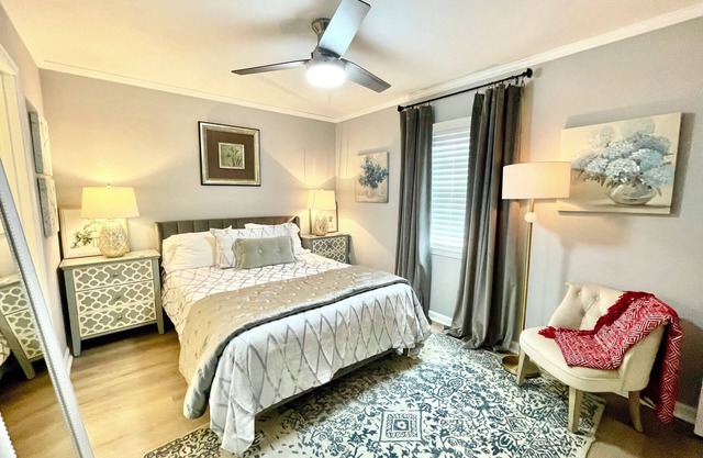 Elegant condo 2 bedroom 2 en-suites. Keurig, snacks, Jefferson Hwy. LSU 10 min