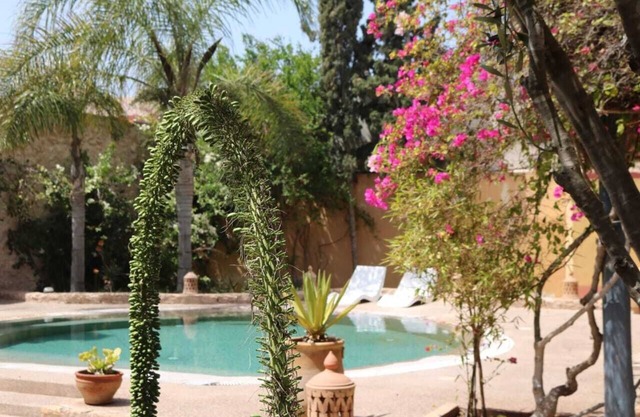 Entire villa, sleeps 16, 7 bedrooms, 5 bathrooms, breakfast included, swimming pool