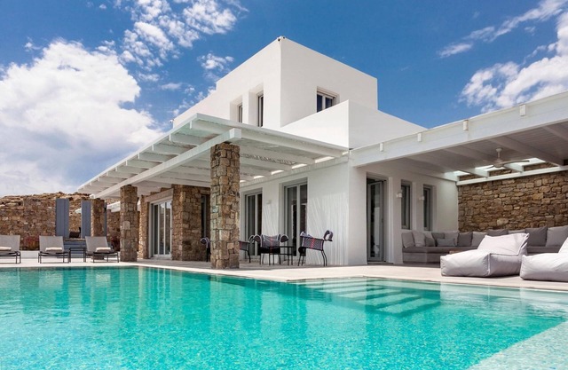 Epic Twin | Luxurious 14 bedrooms villa for 28...