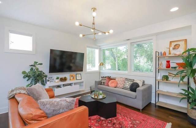 Stylish 4BD|4 BA Modern Home 8th Ave South - Walk to Coffee, Food, Music