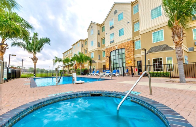 Suite King Equipada | Desayuno diario gratuito, piscina al aire libre + centro de negocios