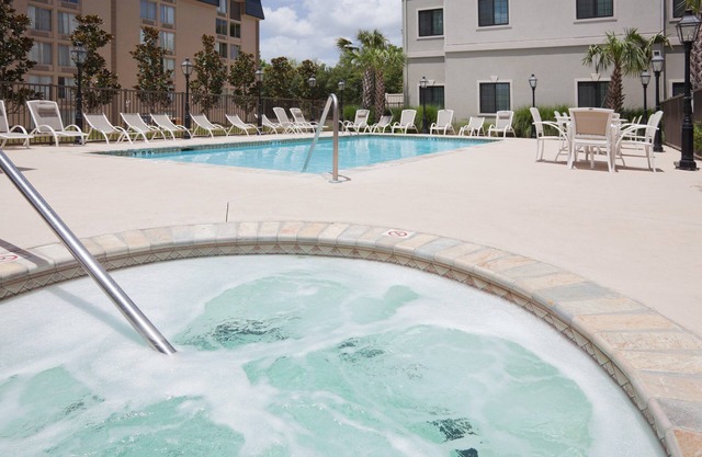 Suite Equipada | Desayuno diario gratuito, piscina al aire libre + acceso al jacuzzi