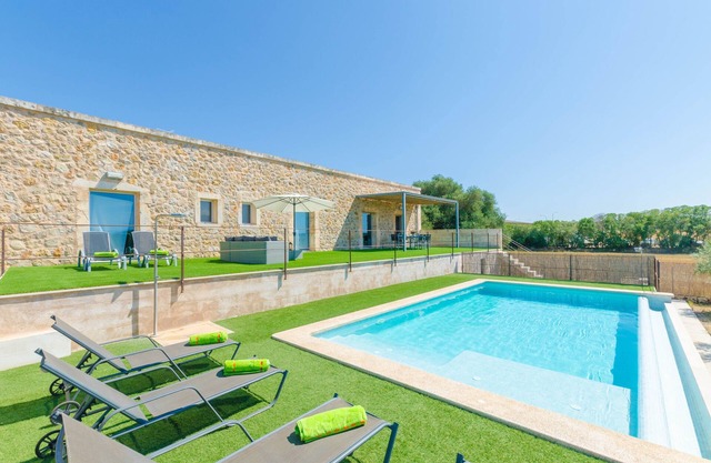 ES GASSONS - Villa con piscina privada en Maria De La Salut. WiFi Gratis