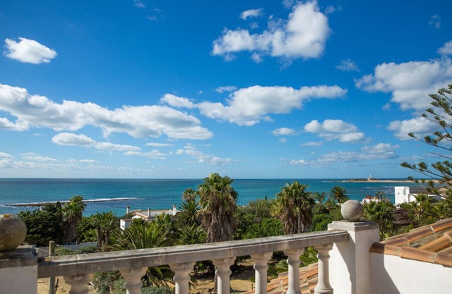 Gran Villa situada a Pie de playa (50 metros) con Magníficas Vistas al Mar.