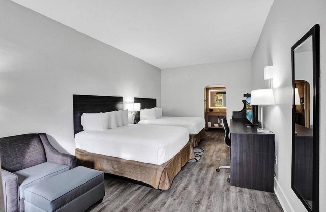 Escape in a Modern room in Downtown Hollywood, steps away from the beach