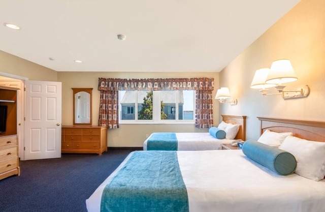 Escape to Cozy 2BR Townhouse with Yoga Classes, Sun Umbrellas & More