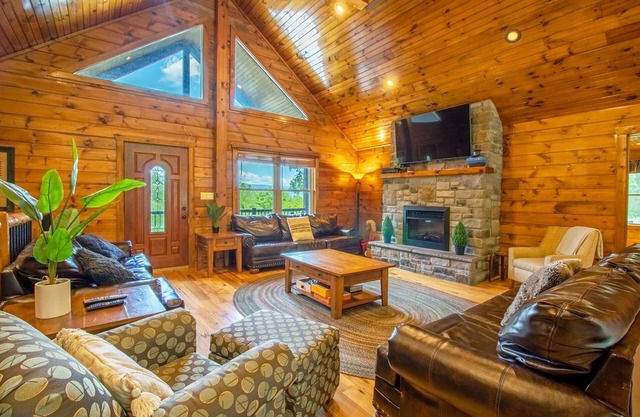 Sleeps 20 | Dog Friendly, Hot Tub, Game Room, Firepit, and Views